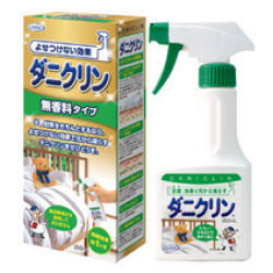 「日本アトピー協会」の推薦品で安全性が高く、子供やペットがなめても安心な成分を使用してます。お洗濯や掃除だけでは、ダニ対策は難しい！布団、畳、カーペット、ぬいぐるみなどにシュッとスプレー。◎「忌避」効果でしっかりダニ対策。ダニクリンは、殺虫剤のように殺虫成分でダニを直接殺す成分ではありません。ダニをよせつけない「忌避」という効果でダニを減らしていく商品です。今お使いの布団やカーペットにスプレー加工するだけの手軽さです。シングルシーツ（片面）約25枚分。◎安全性にも配慮。ダニクリンの「脂肪族系カルボン酸エステル」を主剤とする有効成分は、防ダニ加工布団の加工剤に長年使用されてきた実績ある成分です。寝具に使っても肌への刺激が少なく、スプレーしたところが口にふれても問題ありません。◎お洗濯しても効果が持続。シーツなどお洗濯するものは、お洗濯で2〜3回程度、タタミやカーペットなら約1ヶ月効果が持続します。（当社テストによる） 