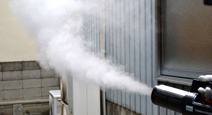 煙霧機での使用可！原液で使用する速効性汎用殺虫剤ピレハイス油剤の通信販売｜・煙霧で使用することができます。・致死効力と残効性を兼ね備えています。・有機リン剤抵抗性害虫に対しても効果があります。※製品ラベルに記載の使用上の注意を守り、正しくご使用下さい。・ハエ成虫、蚊成虫の駆除［直接噴霧］成虫に向けて、原液で適宜噴霧する。［空間噴霧］　生息している場所には、１ｍ3あたり１〜２ｍｌ噴霧する。［　煙　霧　］　生息している場所には、１ｍ3あたり１〜２ｍｌ噴霧する。・ゴキブリ、ノミ、ナンキンムシ、イエダニの駆除：［直接噴霧］　成虫に向けて、原液で適宜噴霧する。※ピレハイス油剤（すべてのピレスロイド系薬剤）は魚毒性が非常に強いので、河川や 池、沼などでは使用しないで下さい。・対象害虫：ハエ、蚊、ゴキブリ、ノミ、ダニ、ナンキンムシなど　・対象場所：工場、倉庫、事務所、飲食店などの害虫発生箇所｜煙霧機での使用可！原液で使用する速効性汎用殺虫剤ピレハイス油剤の通信販売