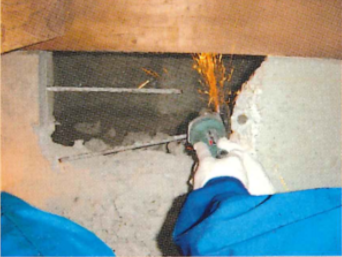 木造家屋補強金物キソフレームは強度が落ちた基礎をガッチリと補強し土台としっかり固定することで縦・横の揺れに対し確実に強度と剛性を確保します。各種設備工事（床暖房・上下水工事など）や害虫駆除（白蟻防除施工など）のために床下に入るため基礎をハツった後に欠損した基礎を元の耐力に１００％復元！KF-1010・KF-960・KF-710キソフレームの業務販売・通信販売テクノ株式会社製品名：キソフレーム材質：JIS G3101 一般構造用圧延鋼材/SS400表面処理：ニッケルクロームメッキ入数：５枚/CS（KF-710/960）、３枚/CS（KF1010）付属部品：【KF-710】M-12ハードエッジアンカー×4、M-9コーチスクリュー×2、丸ワッシャ×4、5,5×45トラスタピックス×2【KF-960】M-12ハードエッジアンカー×4、M-9コーチスクリュー×2、丸ワッシャ×4、5,5×45トラスタピックス×3【KF-1010】M-12ハードエッジアンカー×6、M-9コーチスクリュー×2、丸ワッシャ×6、5,5×45トラスタピックス×3製造元：株式会社アイテック軟弱な地盤や住宅の重量バランスの問題で破断された基礎、また設備工事など様々な理由でやむを得ずハツる事になった基礎は鉄筋も切断される事が多く輝度強度は著しく低下します。強固な鋼製基礎補強金物「キソフレーム」は土台と基礎をしっかり緊結することで基礎の強度を復元し、耐力の問題を解決します。また施工後の床下侵入が可能になることで以降のメンテナンスを容易に行うことができるようになり、さらに湿気対策である通風も良くなることで床下の良好な環境づくりにも貢献します。基礎/鉄筋が破断されると･･･軸組柱からの不均等な荷重がかかる場合や地震などで振動した場合に基礎自体が左右に開こうとします。また左右の力のかかり具合がかたよったりすると変形する可能性があります。キソフレームで補強！キソフレームが破断した基礎をしっかりつなぎ、左右に開こうとする力を抑え重量バランスは均一を保たれます。強度不足の基礎をしっかり守るキソフレーム 既存住宅への施工に配慮した専用設計です。キソフレームの素材である鉄鋼SS400は代表的な鉄鋼の一つで機械や高層建築物の鉄筋などに最もよく使われる材料。引張り強さは400N/m�u以上の通常使用される軟鉄の1.8倍の高い強度を有しています。信頼される製品づくり繰り返される各種試験。既存の住宅より安心して暮らせるように。そのために開発された耐震補強金物はあらゆる場面を想定した強さと家全体の耐震性を高めるためのバランスを良さが要求されます。そのために優れた試験機械と設備を利用し、耐久・耐圧・耐震試験など厳しい各種テストを繰り返し行った上で製品として提供させて頂いております。耐震試験/新潟県工業技術総合研究所キソフレームは強い！６．５ｔの強度があります！基礎の状況に応じた３サイズを用意。ビート加工で立体的プレスによる高剛性を実現しました。インパクトドライバで施工しやすいハードエッジアンカー採用。設備工事・白アリ防除施工などを行う時、内基礎が行く手を妨げる場合は基礎を破断して施工箇所に入らなければなりません。キソフレームは欠損した基礎を元の耐力に１００％復元します。施工前の状態各種設備工事や害虫駆除のため、床下に入る必要がありますが床下は間仕切り基礎でふさがれています。※左写真は間仕切り基礎と土台ハツリ基礎のコンクリートをハツり、出入口を開けることが必要になります。床暖房や上下水配管のパイプを通す為にハツることもあります。鉄筋の切断基礎コンクリートの中に組まれている大切な鉄筋もやむを得ず切断しますが、そのために基礎の強度が著しく低下してしまいます。装着弱った基礎と度合にオールアンカー・コーチスクリュー。専用トラスタピックスでキソフレームをガッチリ取付け補強します。完成強度の著しく低下した基礎コンクリートを確実に補強し、当初の基礎強度を確保することで基礎が左右に開く事を防ぎます。KF-710　１箱（５枚入り）KF-960　１箱（５枚入り）KF-1010　１箱（３枚入り）木造家屋補強金物キソフレームは強度が落ちた基礎をガッチリと補強し土台としっかり固定することで縦・横の揺れに対し確実に強度と剛性を確保します。各種設備工事（床暖房・上下水工事など）や害虫駆除（白蟻防除施工など）のために床下に入るため基礎をハツった後に欠損した基礎を元の耐力に１００％復元！KF-1010・KF-960・KF-710キソフレームの業務販売・通信販売テクノ株式会社
